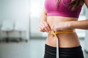 Mujer midiendo la perdida de peso