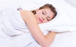 Mujer durmiendo fresca