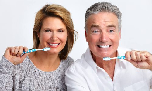 ¿Cómo mantienen una boca sana los adultos mayores?